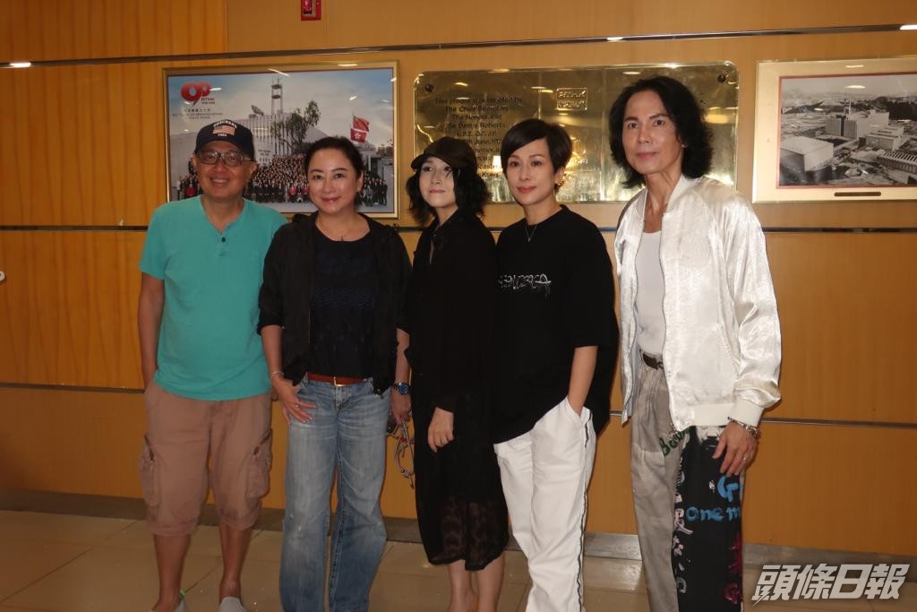 謝寧（左二）、蔡立兒（中）及歐陽德勛（右）任港台節目嘉賓。